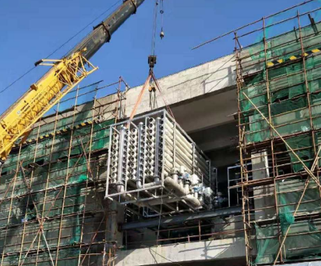 污水處理廠利用防爆手拉葫蘆向廠房內吊裝關鍵設備